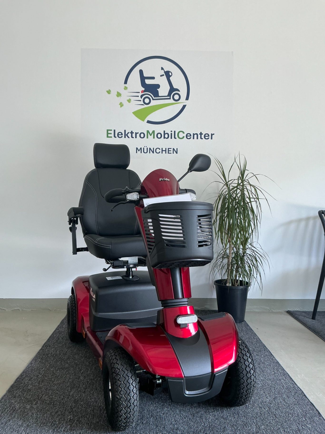 Roter Elektrorollstuhl vor einem Logo des Elektrorollstuhlcenters.